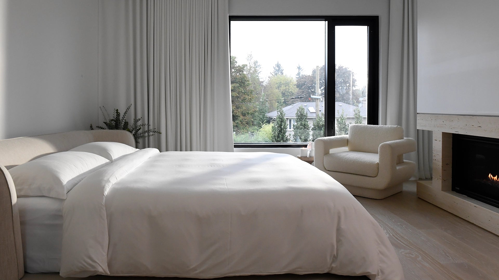 THE POWER OF COLOR: EXPLORING BOLD HUES AND SUBTLE PALETTES IN LUXURY FURNITURE